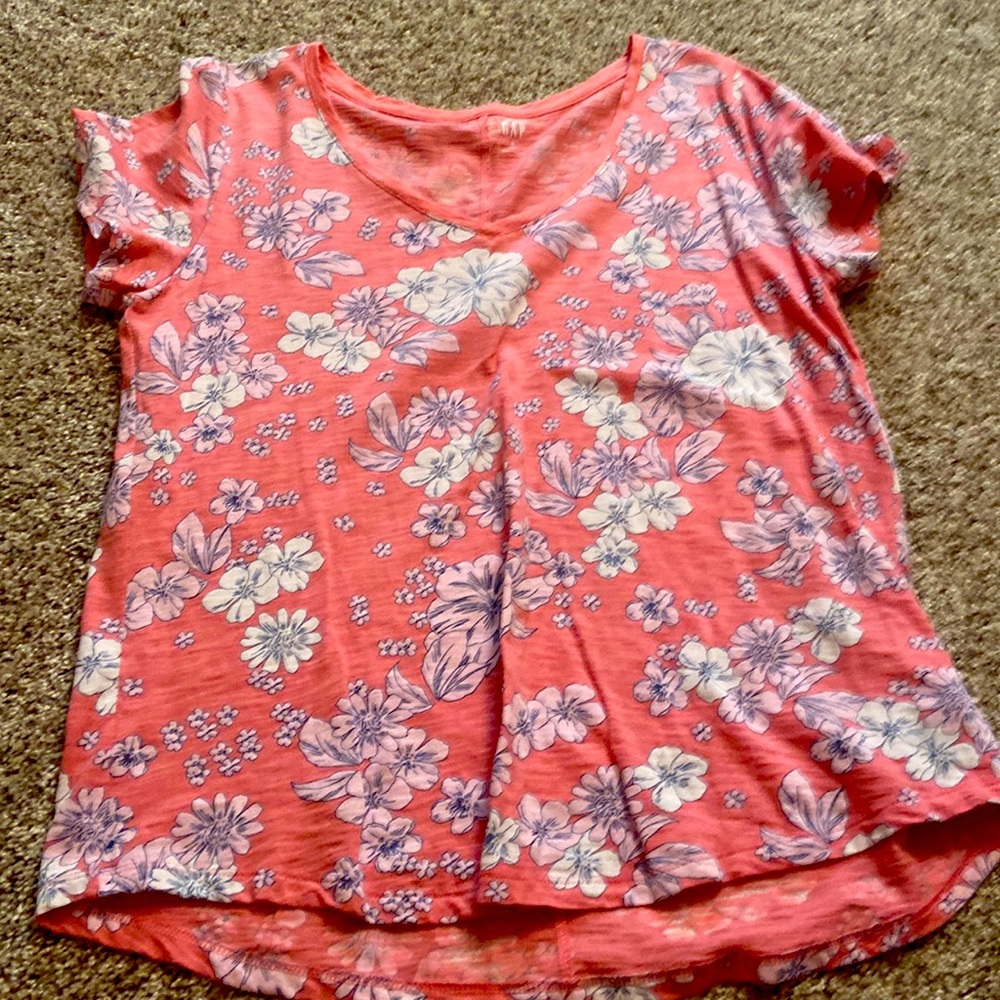 Short sleeve , v neck Gap T. Size L